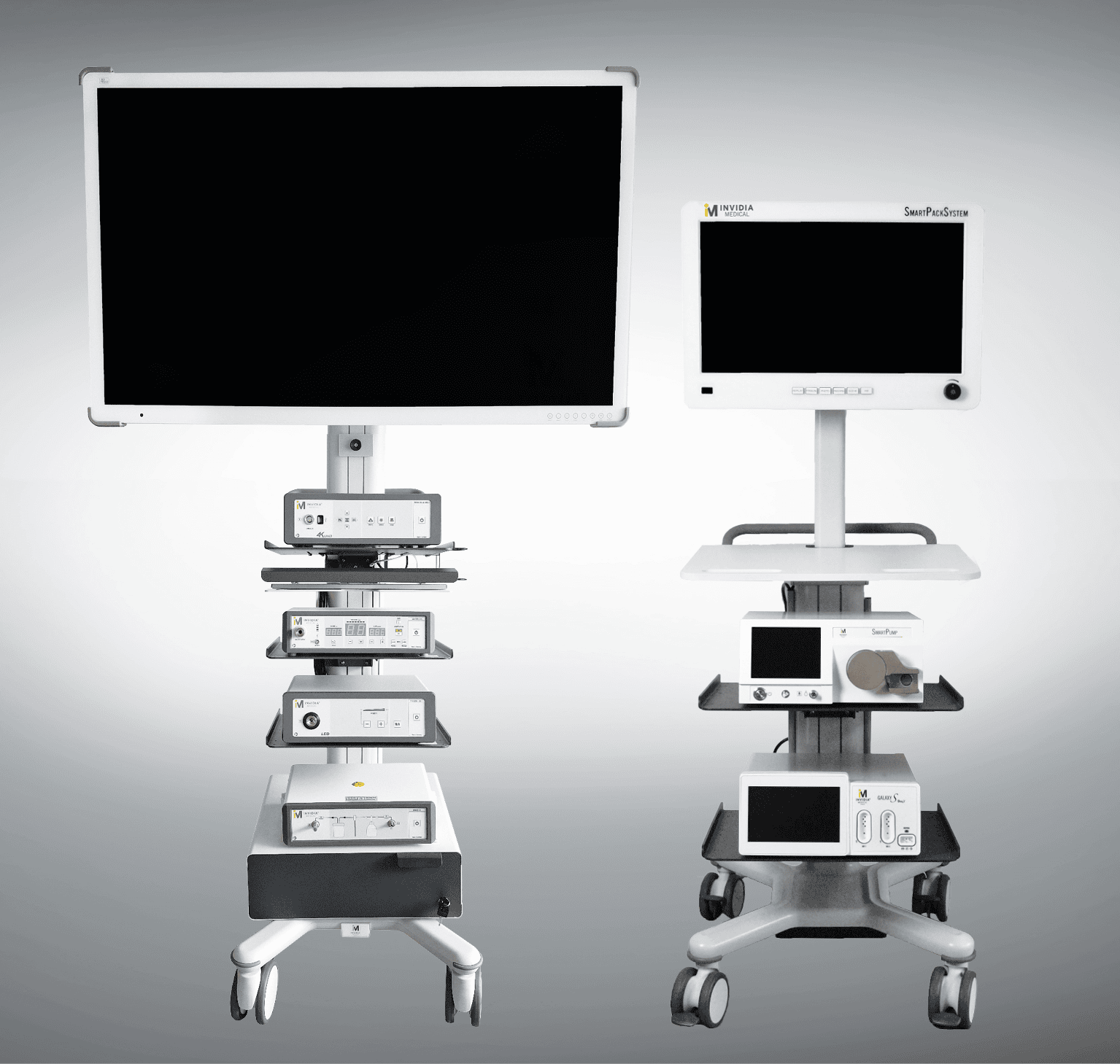 Zwei medizinische Geräte mit Monitoren auf Rollwagen; links größerer Bildschirm, neutraler Ausdruck.